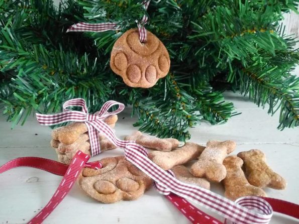 decora l'albero con i biscotti