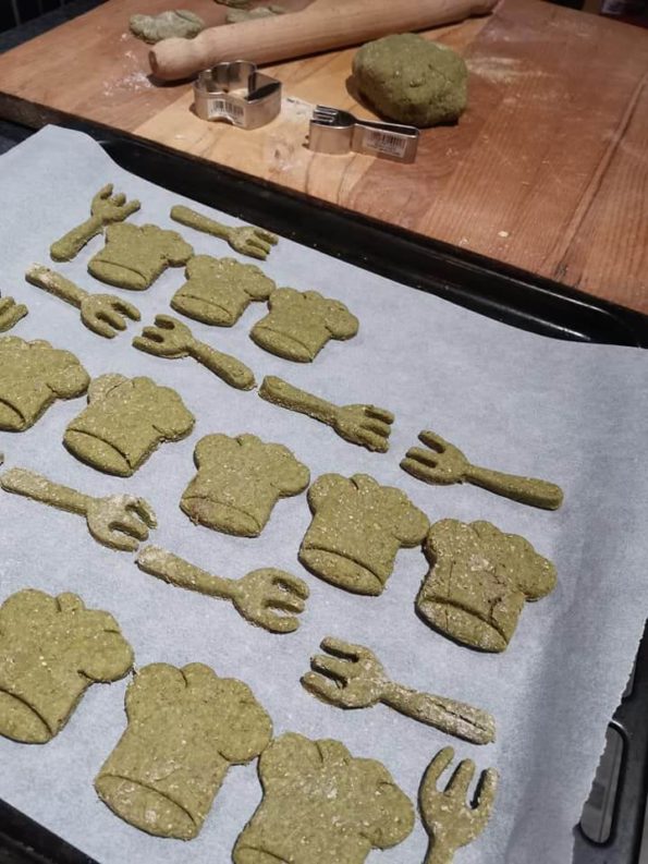 preparazione biscotti per cani