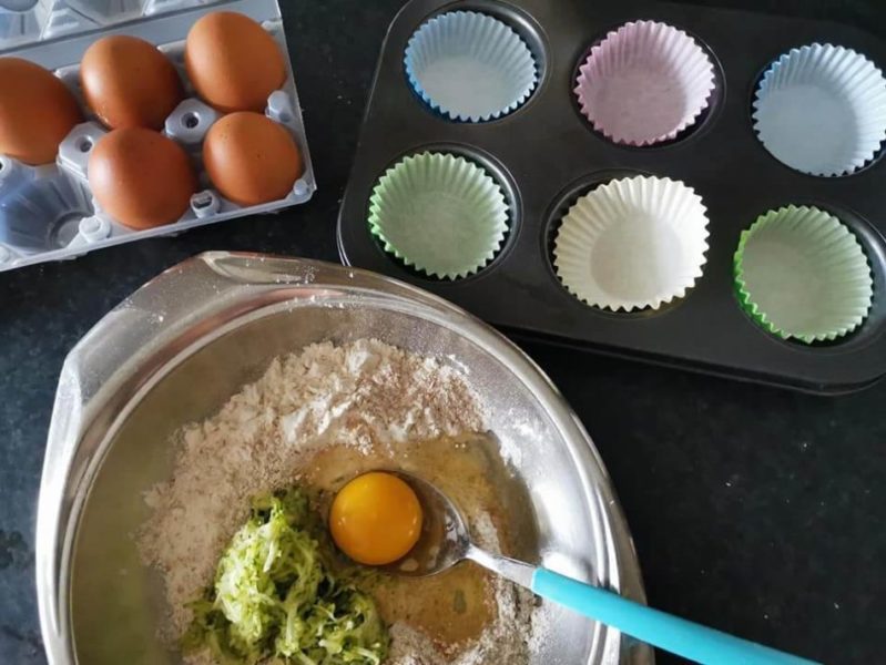 preparazione di un muffin per cani