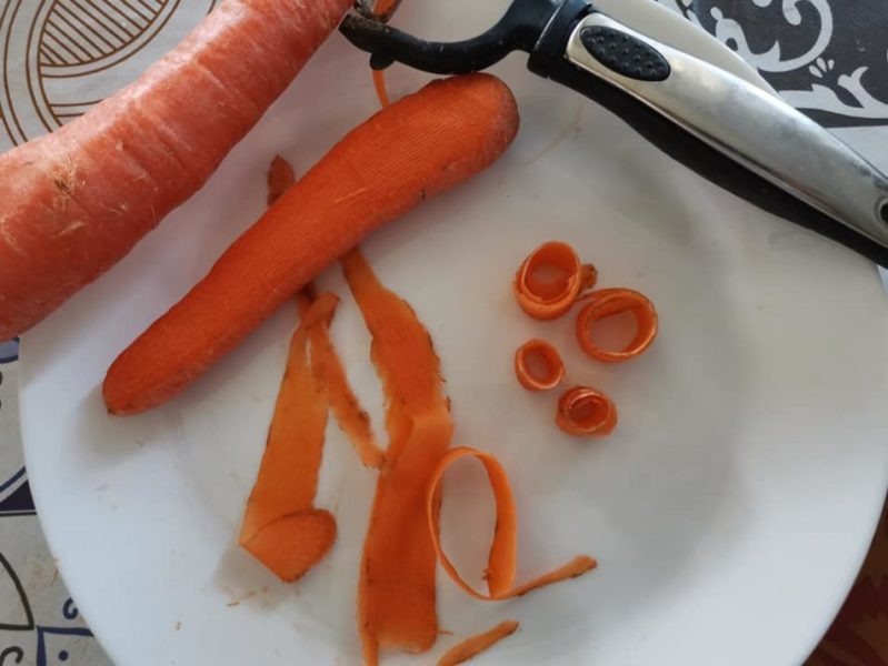 carrot cake - riccioli di carote per decorare la torta per cani